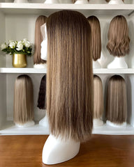 Perruque en cheveux européens de qualité supérieure, châtain cendré, avec bonnet en dentelle.