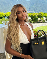 Phoebe | Perruque en dentelle blond beige clair ondulé avec balayage beige doux