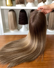 Perruque en cheveux européens de qualité supérieure, châtain cendré, avec bonnet en dentelle.