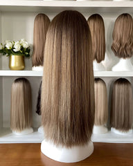 Perruque en cheveux européens de qualité supérieure, châtain cendré, avec bonnet en dentelle.