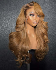 Chaya | Perruque ondulée en cheveux naturels, couleur caramel avec racines foncées