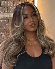 Fiona | Perruque de luxe en dentelle HD sans colle, blond cendré, mèches naturelles et mèches blondes brutes.
