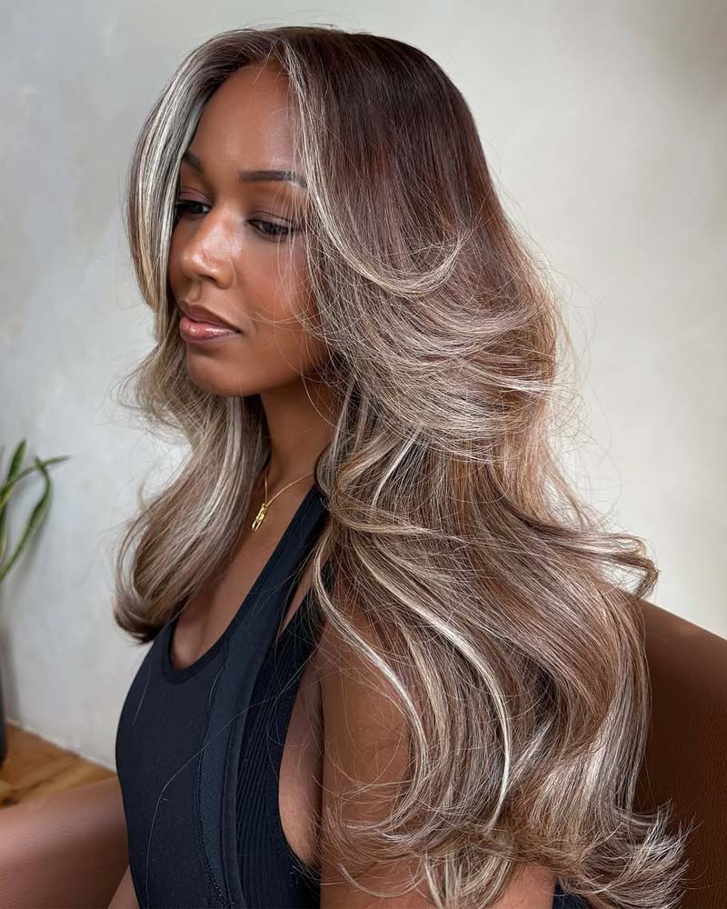 Fiona | Perruque de luxe en dentelle HD sans colle, blond cendré, mèches naturelles et mèches blondes brutes.