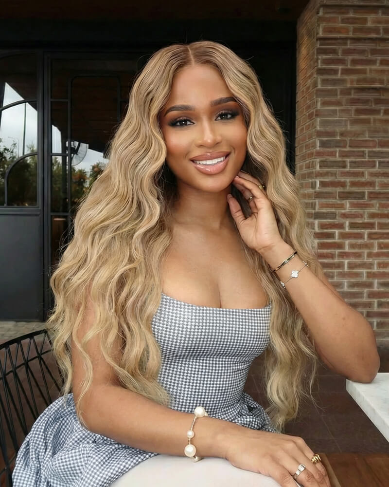 Phoebe | Perruque en dentelle blond beige clair ondulé avec balayage beige doux