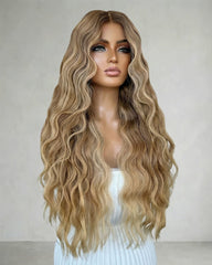 Phoebe | Perruque en dentelle blond beige clair ondulé avec balayage beige doux